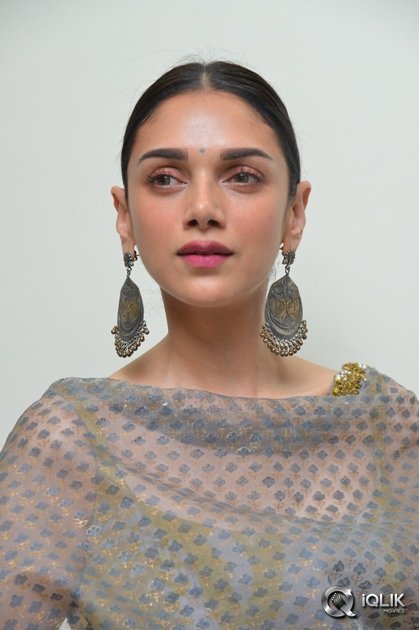 Aditi-Rao-Hydari-at-Cheliyaa-Movie-Promotions